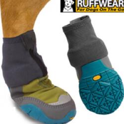Bottine Polar-Trex V2 Ruffwear sur sol humide pour chien